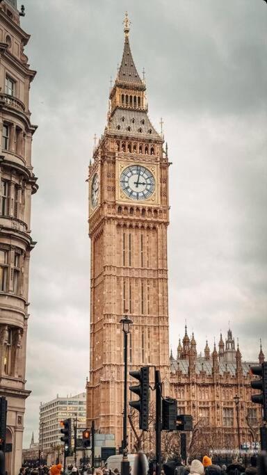 Modern 5 Bed Near Excel -Big Ben Villa ลอนดอน ภายนอก รูปภาพ